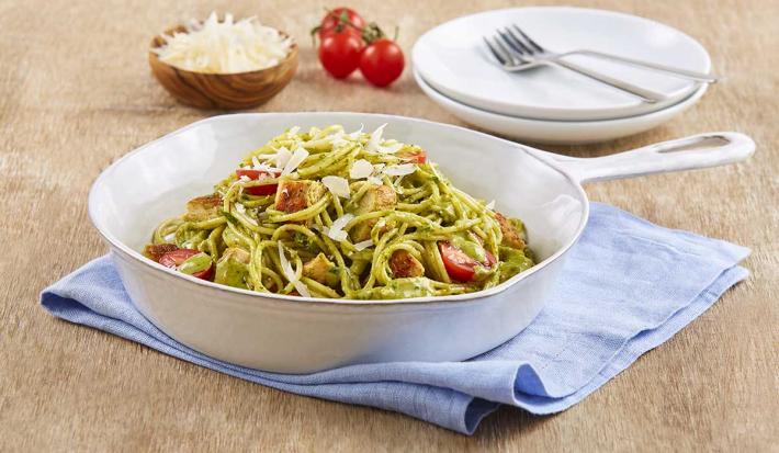 Spaguetti al pesto con pollo