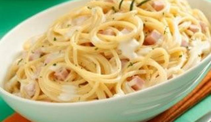 Spaghetti en salsa de queso con jamón