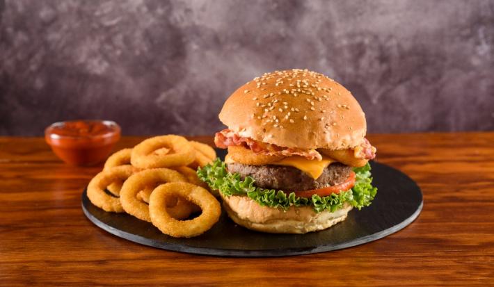 Hamburguesa con Tocino y Aros de Cebolla