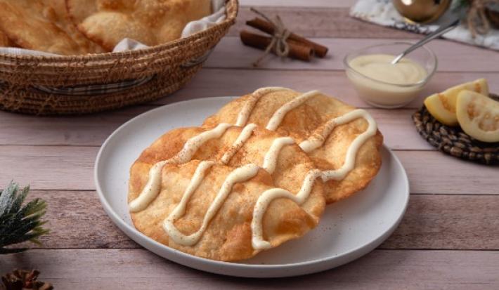 Buñuelos con Salsa de Guayaba