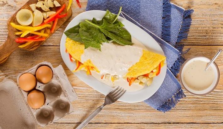 omelette de pimiento y alcachofa con salsa de pimienta