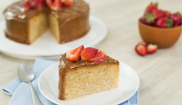 Pastel de tres leches cubierto con dulce de leche