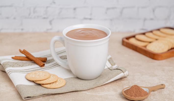 Atole de Chocolate con Galletas Marías