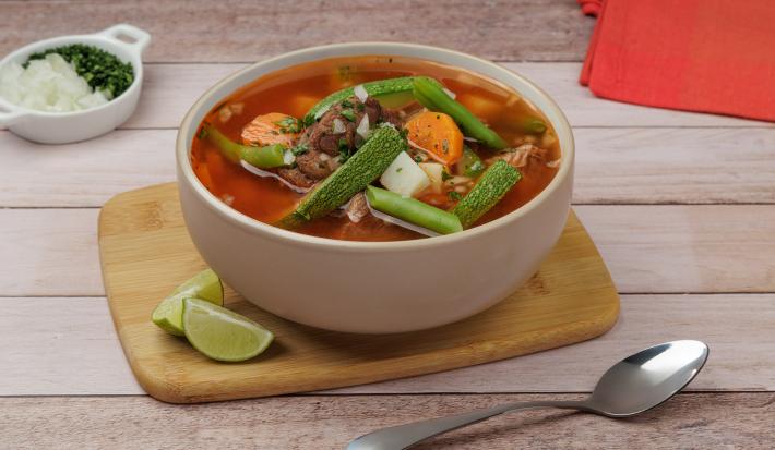 Caldo de Res Rojo con Verduras