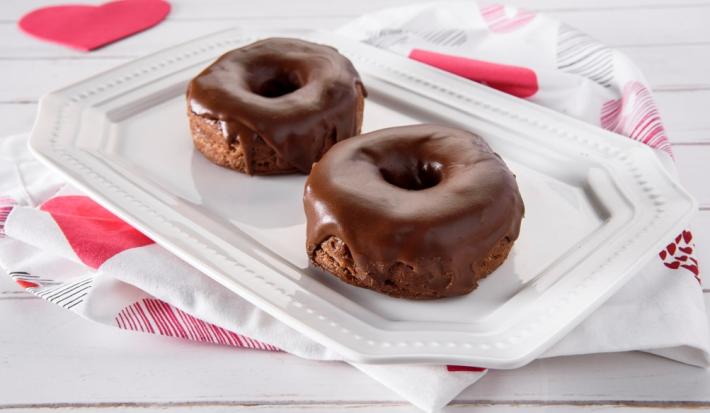 DONAS de CHOCOLATE preparadas con Leche Evaporada CARNATION® CLAVEL®