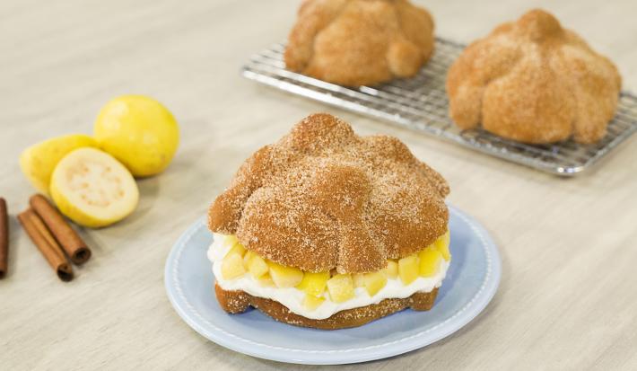 pan de muerto relleno de guayaba