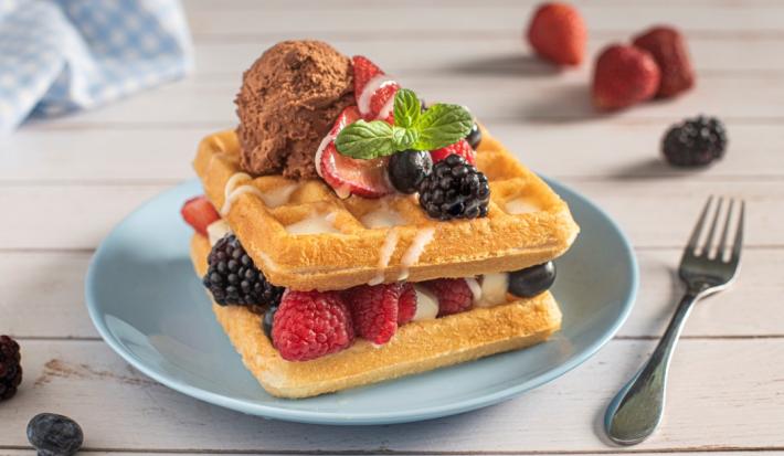 Sándwich de Waffle con Frutos Rojos