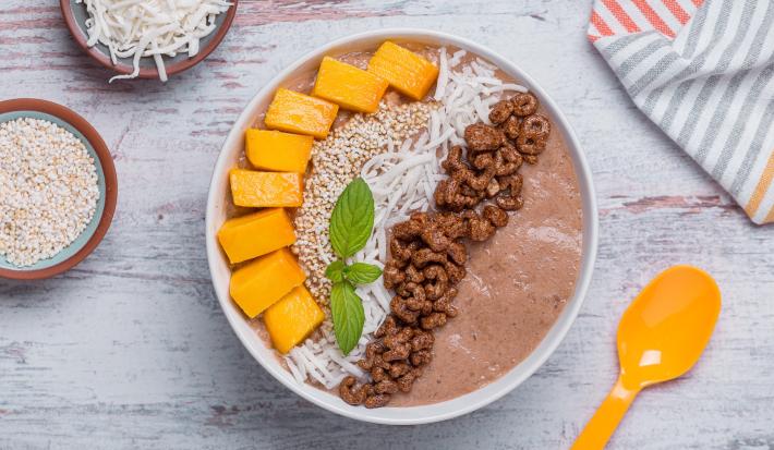 Smoothie Bowl de Chocolate con Mango