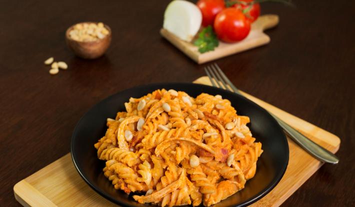 Fusilli con cacahuate y tomate