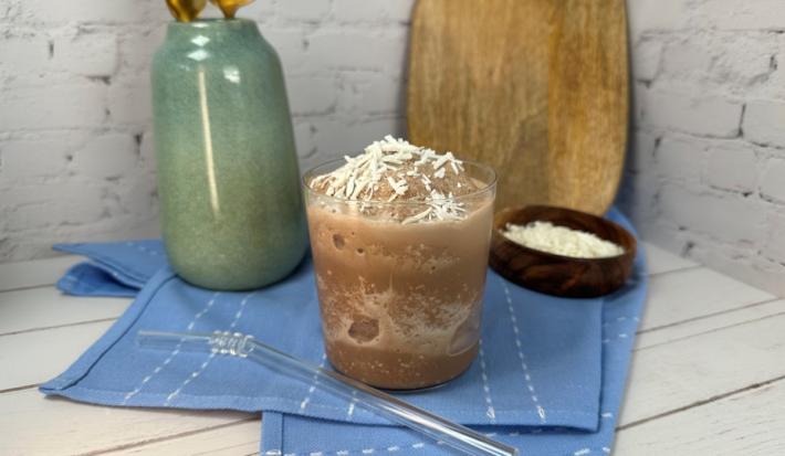 Frappé de cocoa, plátano y coco