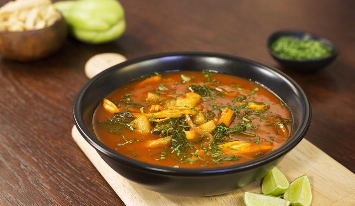 Sopa de pollo con acelgas y chayotes