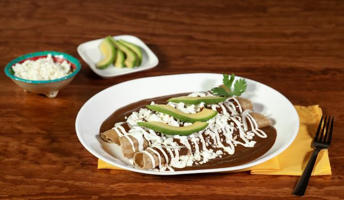 Flautas de mole con pollo