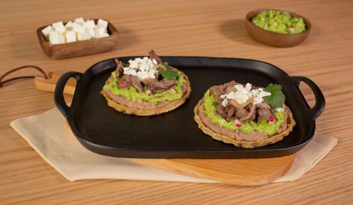 Sope de Carne Asada con Guacamole