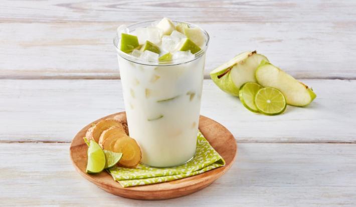 Agua de limón, jengibre y cubos de manzana