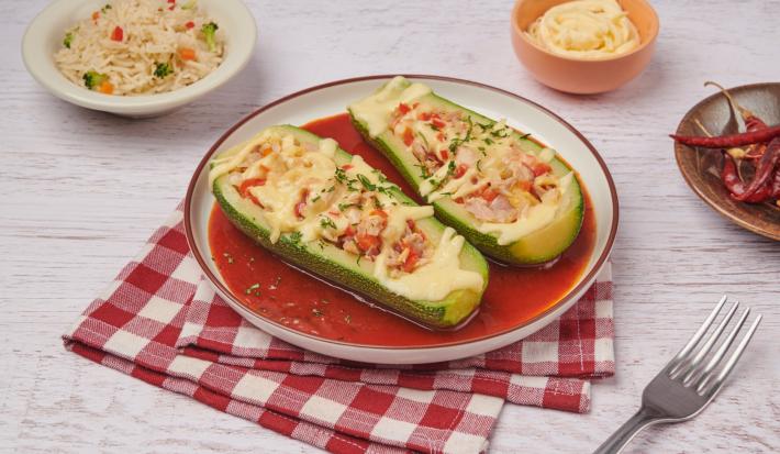 Calabacitas Rellenas de Atún en Salsa Roja