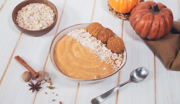 PUMPKIN SPICE BOWL preparado con Alimento a Base de Coco CARNATION® CLAVEL®