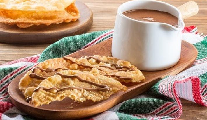 buñuelos con salsa de chocolate