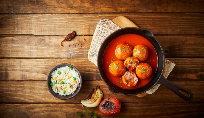 Albóndigas de res con salsa roja