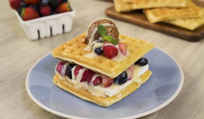 Sandwich de Waffle con helado y frutos rojos