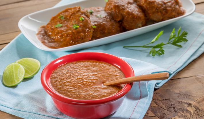 tortitas de atún en salsa de morita con tomate verde