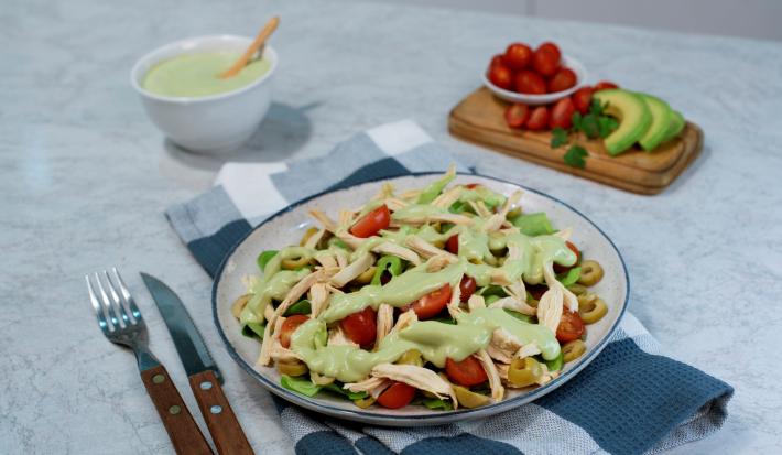 Ensalada con aderezo de aguacate