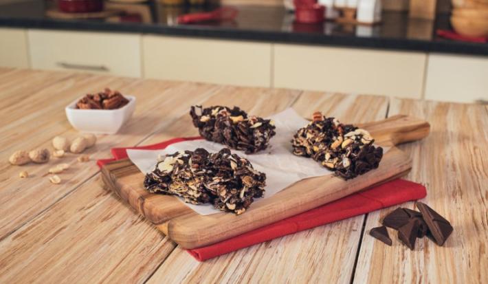 BARRAS de CEREAL con CHOCOLATE preparadas con Chocolate Amargo NESTLÉ® Chocolatería