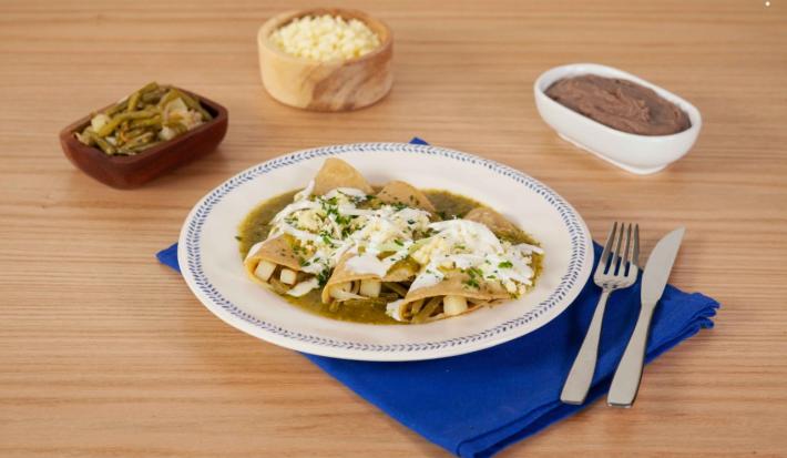 Enchiladas verdes con papas y nopales